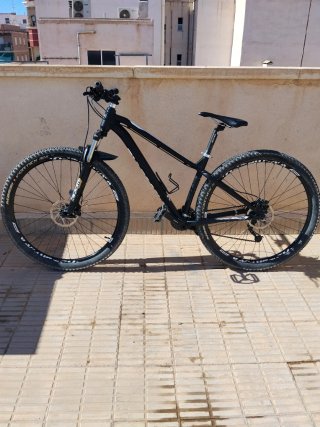 Bicicleta de montaña negra mitical