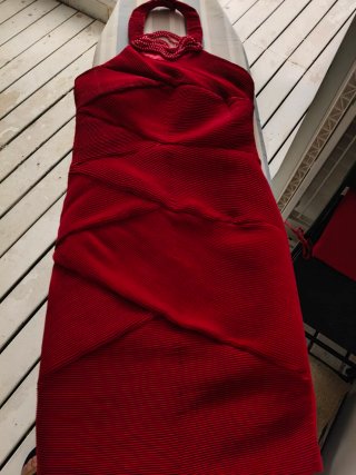 Vestido fiesta rojo con collar
