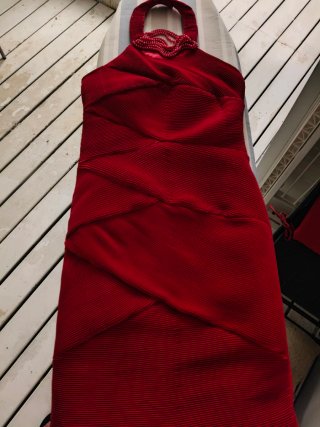 Vestido fiesta rojo con collar