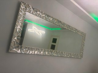 Espejo decorativo beige y plateado