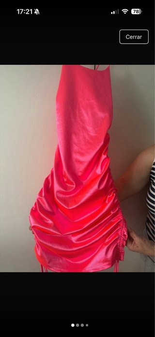 Vestido satinado fucsia neón fruncido