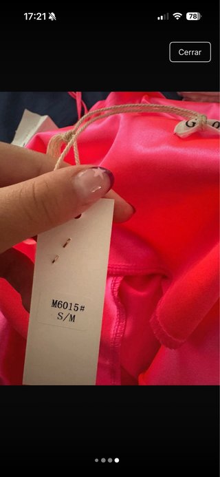 Vestido satinado fucsia neón fruncido
