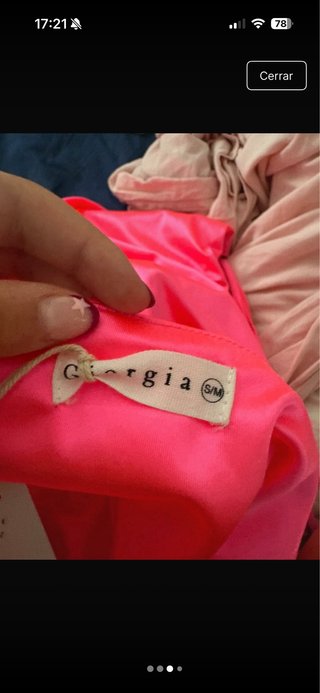 Vestido satinado fucsia neón fruncido