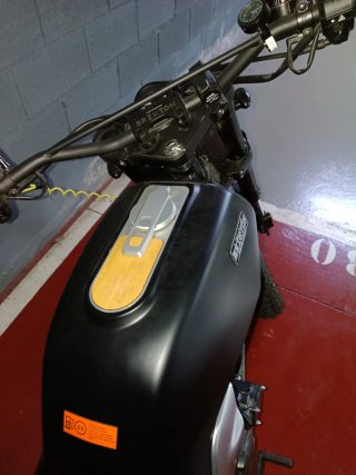 Moto Brixton Negra y Marrón Estilo Naked