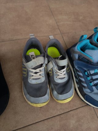 Lote de calzado para niño. Alguno barefoot