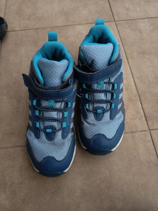 Lote de calzado para niño. Alguno barefoot