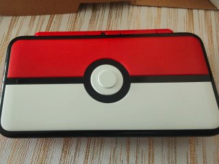 Nintendo 2DS XL Poké Ball Edition