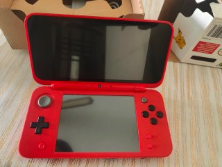 Nintendo 2DS XL Poké Ball Edition