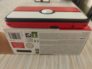 Nintendo 2DS XL Poké Ball Edition