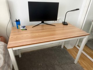 Mesa de estudio de madera con patas metálicas.