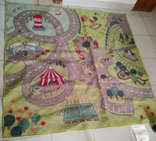 Alfombra infantil IKEA con diseño de ciudad