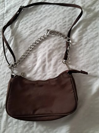 Bolso bandolera marrón con cadena