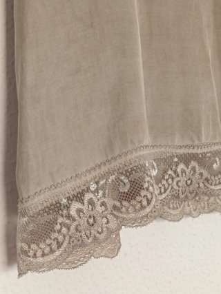 Blusa lencera beige con encaje