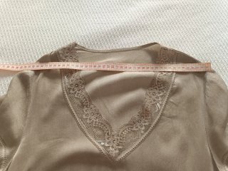 Blusa lencera beige con encaje
