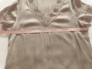 Blusa lencera beige con encaje