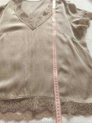 Blusa lencera beige con encaje