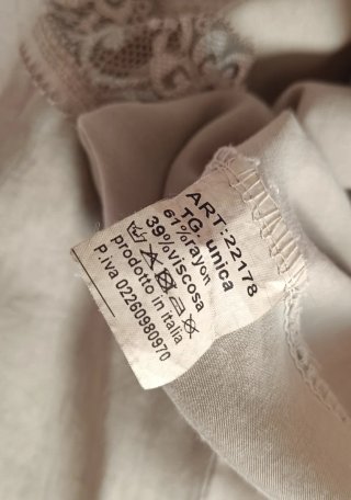 Blusa lencera beige con encaje