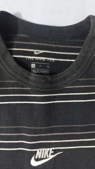 Camiseta Nike Rayas Negras y Blancas