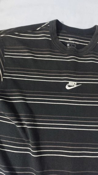 Camiseta Nike Rayas Negras y Blancas