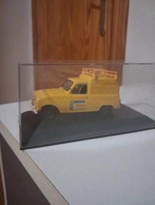 Coche miniatura Renault 4F M.O.P. escala 1:43