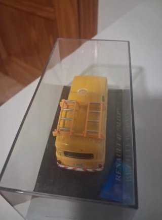 Coche miniatura Renault 4F M.O.P. escala 1:43
