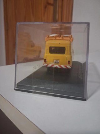 Coche miniatura Renault 4F M.O.P. escala 1:43