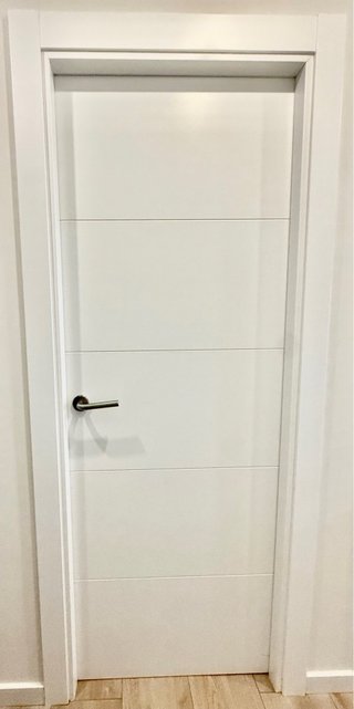 Puerta blanca moderna