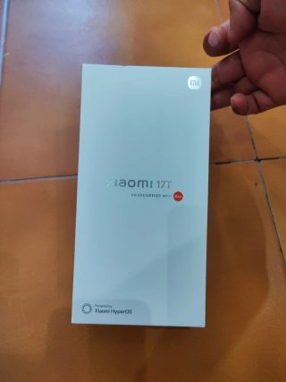 Xiaomi 17t con funda y cargador