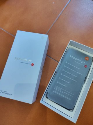 Xiaomi 17t con funda y cargador