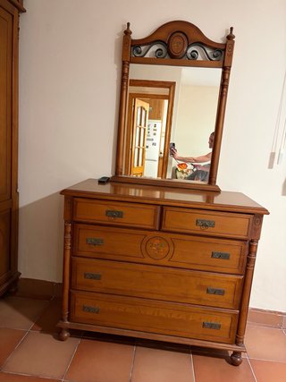 Cómoda de madera con espejo