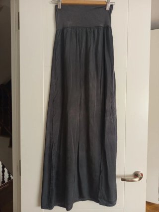Falda gris satinada bohemia comprada en Ibiza S