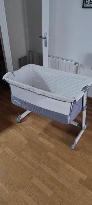 Cuna colecho gris y blanca