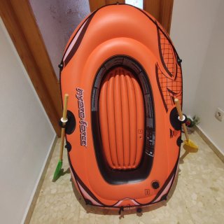 Canoa hinchable naranja con remos