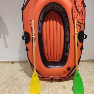 Canoa hinchable naranja con remos