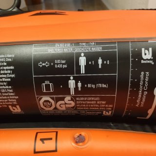 Canoa hinchable naranja con remos