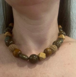 Collana di legno e perline da donna