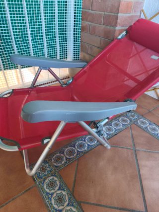 Silla reclinable roja y gris. Preciosa y cómoda