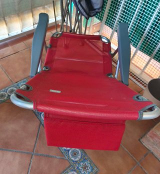 Silla reclinable roja y gris. Preciosa y cómoda