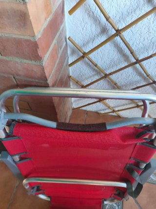 Silla reclinable roja y gris. Preciosa y cómoda