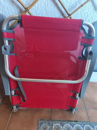 Silla reclinable roja y gris. Preciosa y cómoda