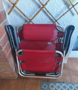 Silla reclinable roja y gris. Preciosa y cómoda