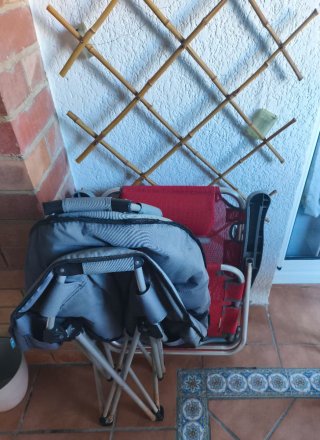 Silla reclinable roja y gris. Preciosa y cómoda