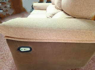 Sofá de salón con asientos eléctricos reclinables.
