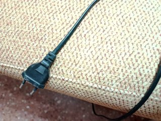 Sofá de salón con asientos eléctricos reclinables.