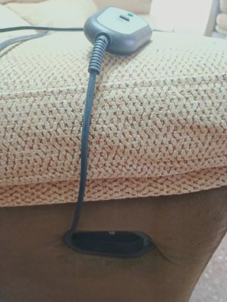 Sofá de salón con asientos eléctricos reclinables.