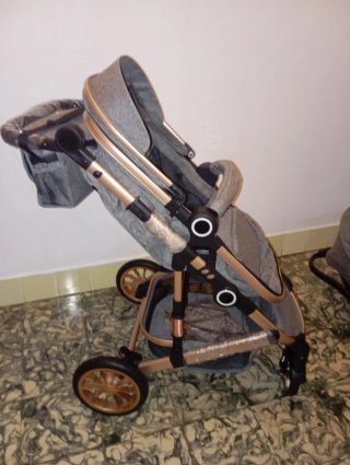 Carrito de bebé y silla de coche gris