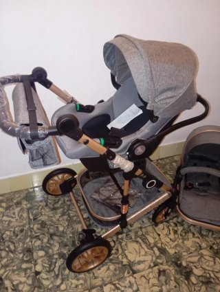 Carrito de bebé y silla de coche gris