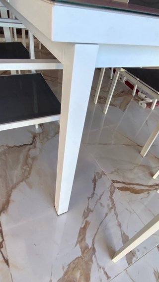 Mesa de exterior con 6 sillas.