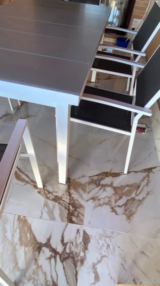 Mesa de exterior con 6 sillas.