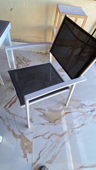 Mesa de exterior con 6 sillas.